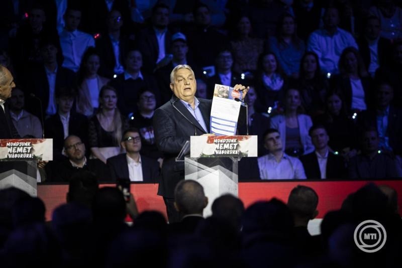  A Miniszterelnöki Kommunikációs Főosztály által közreadott képen Orbán Viktor miniszterelnök, a Fidesz elnöke a Digitális Polgári Körök által szervezett háborúellenes gyűlésen a Kaposvár Arénában 2026. január 24-én. Balról Szita Károly (Fidesz-KDNP) polgármester. MTI/Miniszterelnöki Kommunikációs Főosztály/Fischer Zoltán