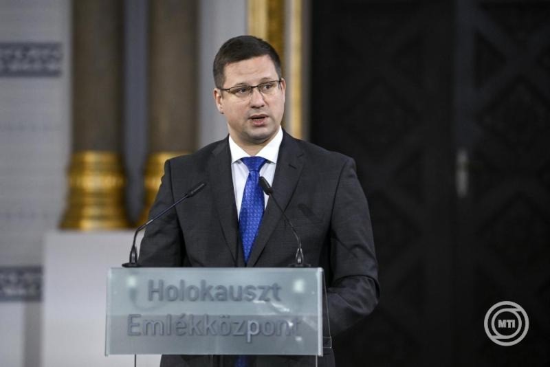 Gulyás Gergely, a Miniszterelnökséget vezető miniszter beszédet mond a holokauszt áldozatainak nemzetközi emléknapján tartott megemlékezésen a Páva utcai Holokauszt Emlékközpontban 2026. január 27-én. MTI/Purger Tamás