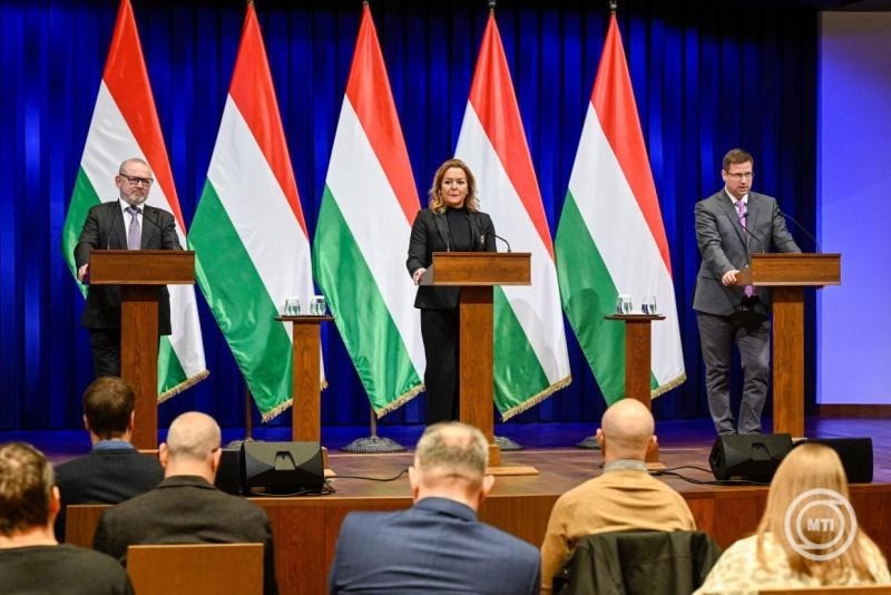Lantos Csaba energiaügyi miniszter, Vitályos Eszter kormányszóvivő és Gulyás Gergely, a Miniszterelnökséget vezető miniszter (b-j) a Kormányinfó sajtótájékoztatón a Karmelita kolostorban 2026. január 29-én. MTI/Máthé Zoltán