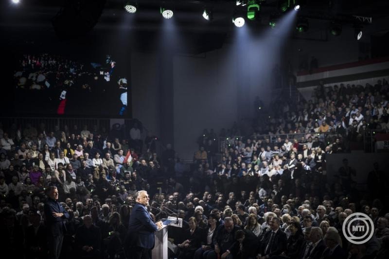 A Miniszterelnöki Kommunikációs Főosztály által közreadott képen Orbán Viktor miniszterelnök, a Fidesz elnöke beszédet mond a Digitális Polgári Körök által szervezett háborúellenes gyűlésen a Hatvani Sport- és Rendezvénycsarnokban 2026. január 31-én. MTI/Miniszterelnöki Kommunikációs Főosztály/Fischer Zoltán