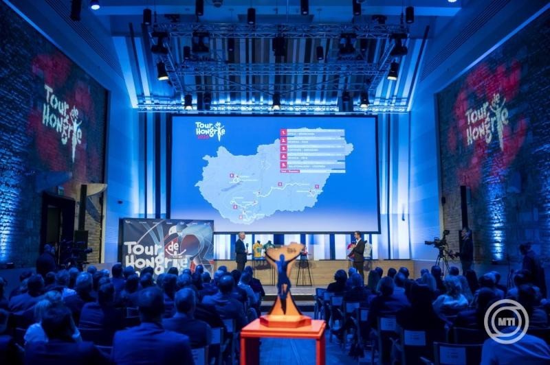 Eisenkrammer Károly főszervező (b) és Székely Dávid, az M4 csatornaigazgatója (j) a Tour de Hongrie országúti körverseny útvonalbemutató gáláján a Budapest Music Centerben 2026. február 3-án. MTI/Balogh Zoltán