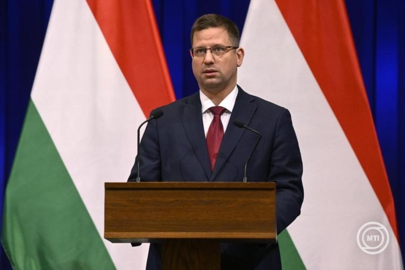 Gulyás Gergely, a Miniszterelnökséget vezető miniszter és Vitályos Eszter kormányszóvivő a Kormányinfó sajtótájékoztatón a Karmelita kolostorban 2026. február 5-én. MTI/Purger Tamás