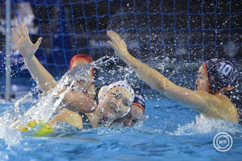 Rybanska Natasa (b), valamint a holland Maartje Keuning (j2) és Lieke Rogge (j) a női vízilabda Európa-bajnokság döntőjében játszott Magyarország - Hollandia mérkőzésen a funchali Olimpiai Uszodakomplexumban 2026. február 5-én. MTI/Szigetváry Zsolt