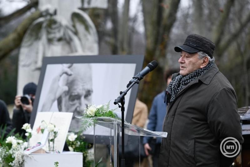 Szinetár Miklós Kossuth-díjas és Jászai Mari-díjas rendező beszél Tarr Béla Kossuth- és Balázs Béla-díjas filmrendező, Budapest díszpolgárának ravatalánál a Fiumei úti sírkertben 2026. február 6-án. A Sátántangó és a Werckmeister harmóniák alkotója 70 éves korában, január 6-án hunyt el. MTI/Bruzák Noémi