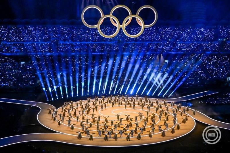 Az olimpiai ötkarika a 2026-os milánói-cortinai téli olimpia megnyitóünnepségén a milánói San Siro Stadionban 2026. február 6-án. MTI/Illyés Tibor