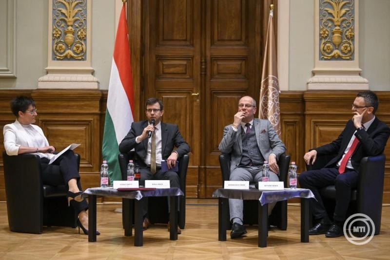 Szabó Anett, az NKE sajtófőnöke, moderátor, Bóka János európai uniós ügyekért felelős miniszter, Navracsics Tibor közigazgatási és területfejlesztési miniszter és Rétvári Bence, a Belügyminisztérium parlamenti államtitkára (b-j) az Egyetem születik - A Nemzeti Közszolgálati Egyetem 15 éve elnevezésű rendezvény miniszteri pódiumbeszélgetésén a Nemzeti Közszolgálati Egyetem (NKE) Ludovika főépületének Széchenyi-dísztermében 2026. február 9-én. MTI/Purger Tamás