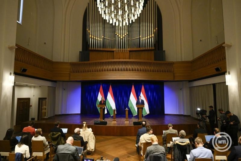 Gulyás Gergely, a Miniszterelnökséget vezető miniszter és Vitályos Eszter kormányszóvivő a Kormányinfó sajtótájékoztatón a Karmelita kolostorban 2026. február12-én. MTI/Hegedüs Róbert