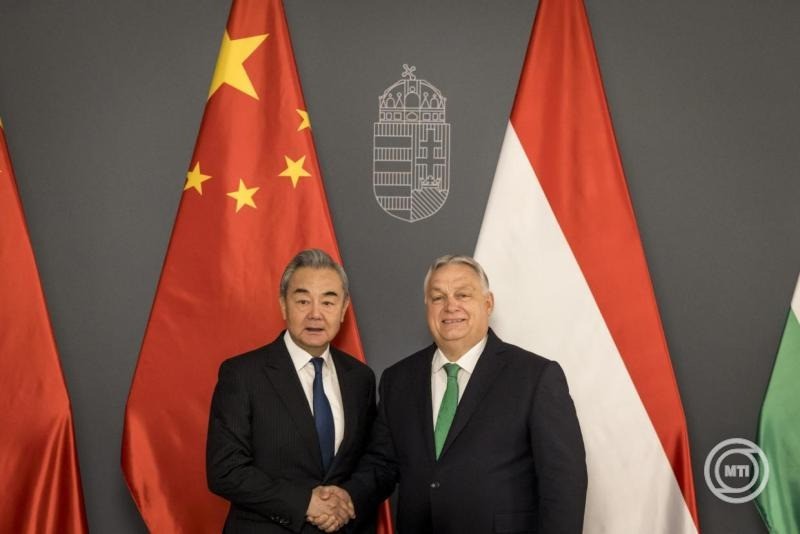 A Miniszterelnöki Kommunikációs Főosztály által közreadott képen Orbán Viktor miniszterelnök (j) fogadja Vang Ji kínai külügyminisztert Budapesten 2026. február 11-én. MTI/Miniszterelnöki Kommunikációs Főosztály/Kaiser Ákos