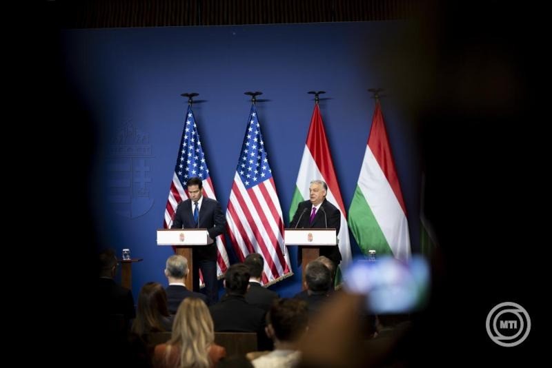 A Miniszterelnöki Kommunikációs Főosztály által közreadott képen Orbán Viktor miniszterelnök (j) és Marco Rubio amerikai külügyminiszter (b) a tárgyalásuk után tartott közös sajtótájékoztatón a Karmelita kolostorban 2026. február 16-án. MTI/Miniszterelnöki Kommunikációs Főosztály/Fischer Zoltán