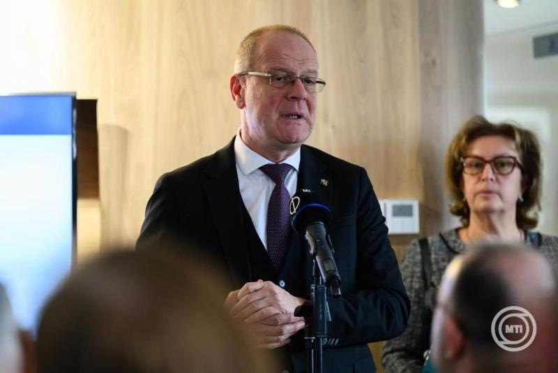 Navracsics Tibor közigazgatási és területfejlesztési miniszter beszédet mond az Év Balatoni Háza 2025 építészeti pályázat eredményhirdetésén Balatonfüreden 2026. február 19-én. MTI/Vasvári Tamás