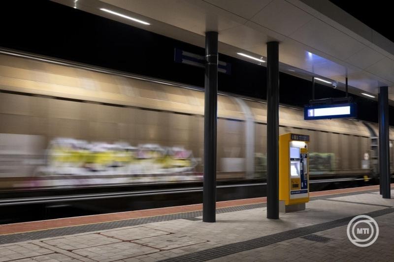 Kelebiára közlekedő teherszállító vonatszerelvény halad át Soroksár vasútállomáson 2026. február 27-én. Elindult hajnalban a forgalom a MÁV-csoport 150. számú vonalán, amely egyben az újjáépített Budapest-Belgrád vasútvonal magyarországi szakasza. MTI/Lakatos Péter