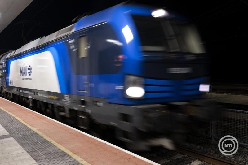 Kelebiára közlekedő teherszállító vonatszerelvény halad át Soroksár vasútállomáson 2026. február 27-én. Elindult hajnalban a forgalom a MÁV-csoport 150. számú vonalán, amely egyben az újjáépített Budapest-Belgrád vasútvonal magyarországi szakasza. MTI/Lakatos Péter