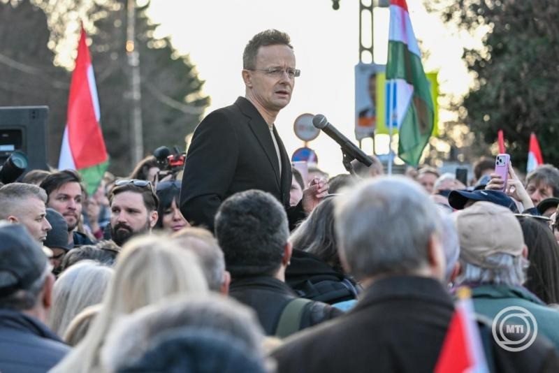 Szijjártó Péter külgazdasági és külügyminiszter beszédet mond a Tüntessünk az ukrán zsarolás ellen! címmel, a Nemzeti Ellenállási Mozgalom által szervezett demonstráción Ukrajna budapesti nagykövetsége előtt 2026. március 6-án. MTI/Illyés Tibor