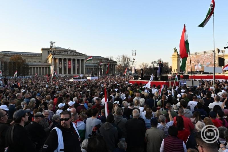 Magyar Péter, a Tisza Párt elnöke beszédet mond a párt Nemzeti Menet címmel megrendezett ünnepségén a Hősök terén az 1848-49-es forradalom és szabadságharc kitörésének évfordulóján 2026. március 15-én. MTI/Illyés Tibor