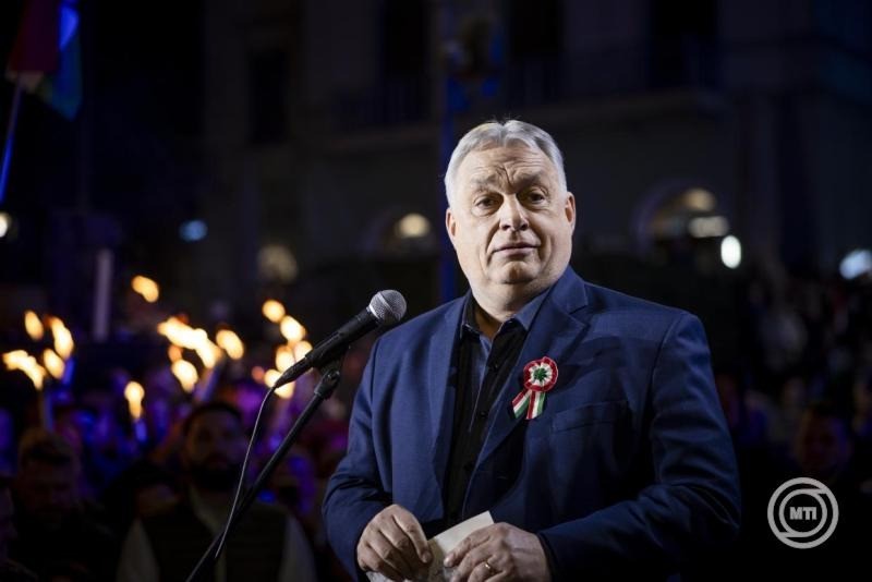 Miniszterelnöki Kommunikációs Főosztály által közreadott képen Orbán Viktor miniszterelnök, a Fidesz elnöke országjárásának kaposvári állomásán, a Kossuth téren 2026. március 16-án. MTI/Miniszterelnöki Kommunikációs Főosztály/Fischer Zoltán