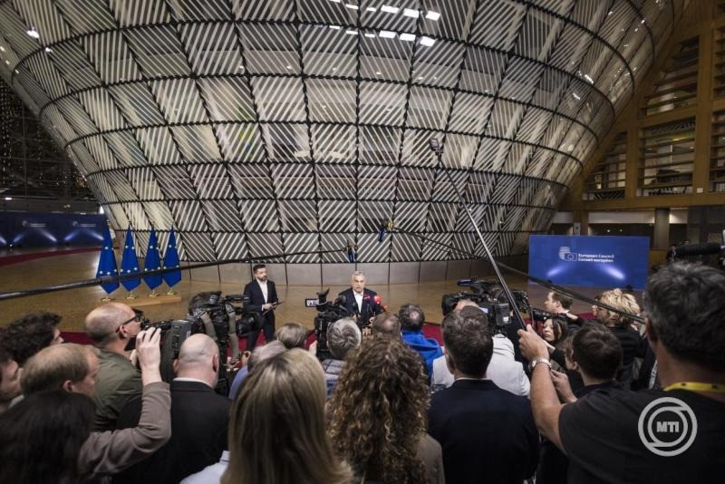 A Miniszterelnöki Kommunikációs Főosztály által közreadott képen Orbán Viktor miniszterelnök (k) nyilatkozik az EU-tagországok állam-, illetve kormányfőinek csúcstalálkozójáról távozva Brüsszelben 2026. március 20-án. Mellette Máté János, a Miniszterelnöki Programirodát vezető államtitkár. MTI/Miniszterelnöki Kommunikációs Főosztály/Kaiser Ákos