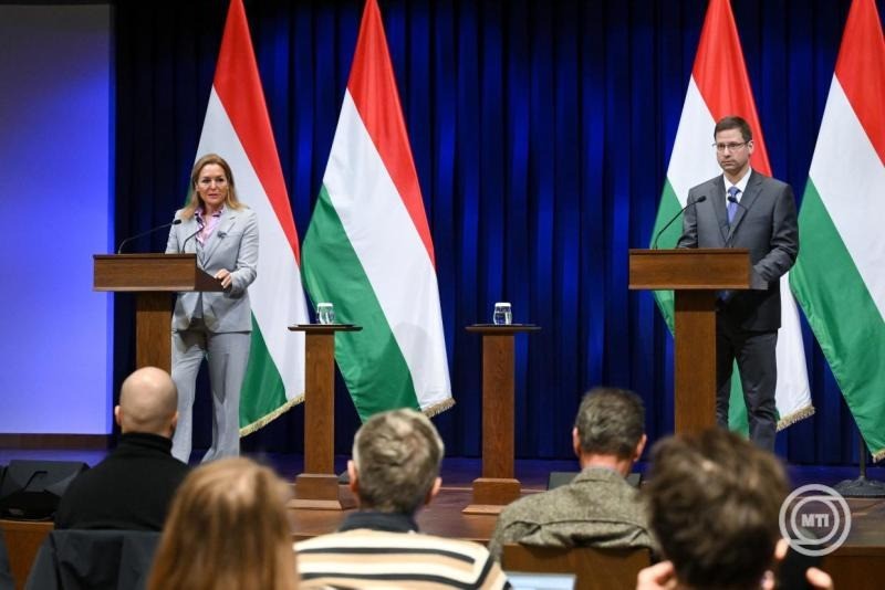 Gulyás Gergely, a Miniszterelnökséget vezető miniszter és Vitályos Eszter kormányszóvivő a Kormányinfó sajtótájékoztatón a Karmelita kolostorban 2026. március 26-án. MTI/Bruzák Noémi