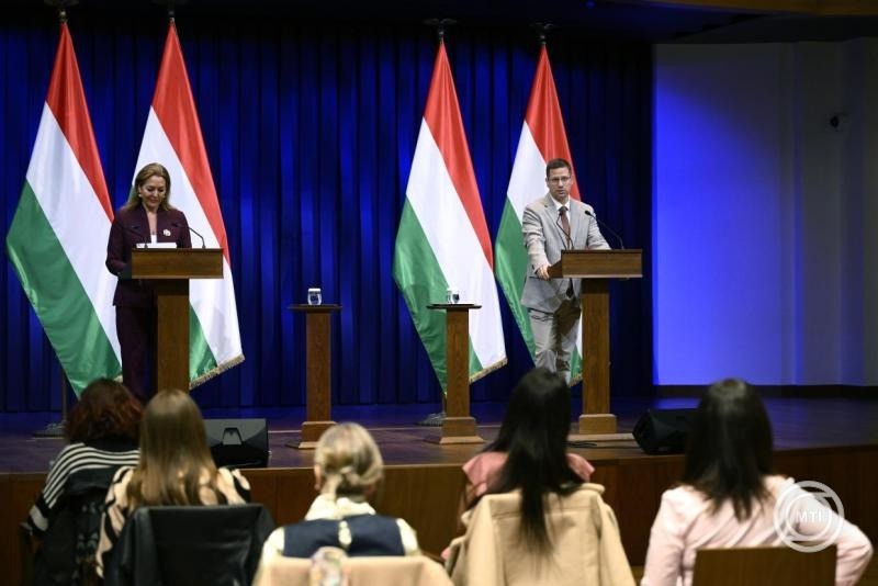  Gulyás Gergely, a Miniszterelnökséget vezető miniszter és Vitályos Eszter kormányszóvivő a Kormányinfó sajtótájékoztatón a Karmelita kolostorban 2026. április 2-án. MTI/Bodnár Boglárka