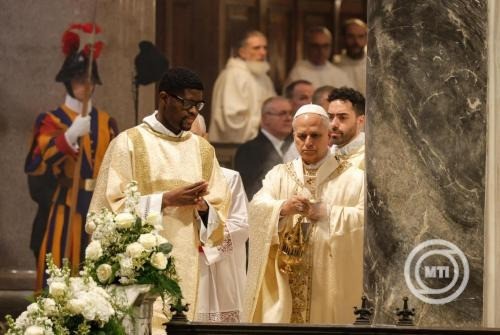 XIV. Leó pápa az utolsó vacsora nagycsütörtöki miséjén a római püspöki székesegyházban, a Lateráni Szent János-bazilikában 2026. április 2-án. MTI/EPA/ANSA/Giuseppe Lami