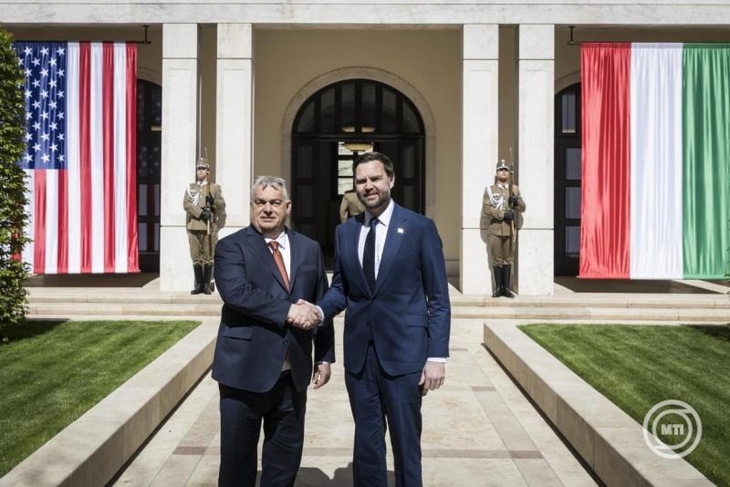 A Miniszterelnöki Kommunikációs Főosztály által közreadott képen Orbán Viktor miniszterelnök (b) fogadja J.D. Vance amerikai alelnököt a Karmelita kolostorban 2026. április 7-én. MTI/Miniszterelnöki Kommunikációs Főosztály/Kaiser Ákos