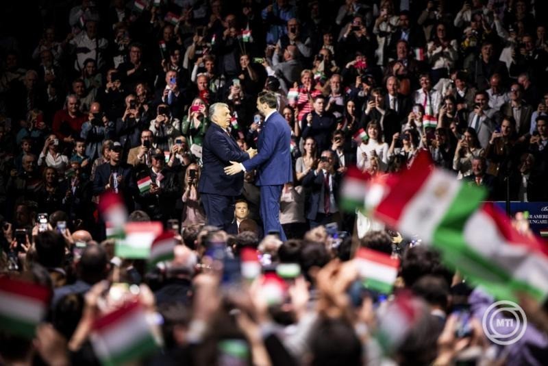 A Miniszterelnöki Kommunikációs Főosztály által közreadott képen Orbán Viktor miniszterelnök (b) és J.D. Vance amerikai alelnök a magyar-amerikai barátság napja alkalmából rendezett nagygyűlésen az MTK Sportparkban 2026. április 7-én. MTI/Miniszterelnöki Kommunikációs Főosztály/Fischer Zoltán