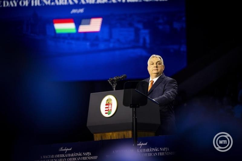 A Miniszterelnöki Kommunikációs Főosztály által közreadott képen Orbán Viktor miniszterelnök beszédet mond a magyar-amerikai barátság napja alkalmából rendezett nagygyűlésen az MTK Sportparkban 2026. április 7-én. MTI/Miniszterelnöki Kommunikációs Főosztály/Fischer Zoltán