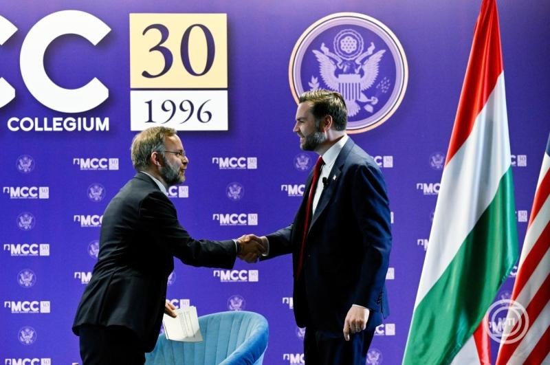 J.D. Vance amerikai alelnök (j) és Orbán Balázs, az MCC kuratóriumi elnöke a Mathias Corvinus Collegium (MCC) budapesti képzési központjában rendezett pódiumbeszélgetésen 2026. április 8-án. MTI/Hegedüs Róbert