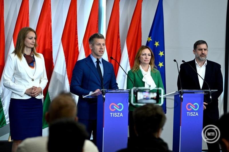 Magyar Péter, a Tisza Párt elnöke, leendő miniszterelnök (b2) a párt frakciójának első üléséről tartott sajtótájékoztatón a Hungexpo Kongresszusi Központban 2026. április 20-án. Mellette Forsthoffer Ágnes, az Országgyűlés leendő elnöke (b), Bujdosó Andrea, a Tisza Párt leendő frakcióvezetője (b3) és Tóth Péter, a Tisza Párt kampányfőnöke (j). MTI/Hegedüs Róbert