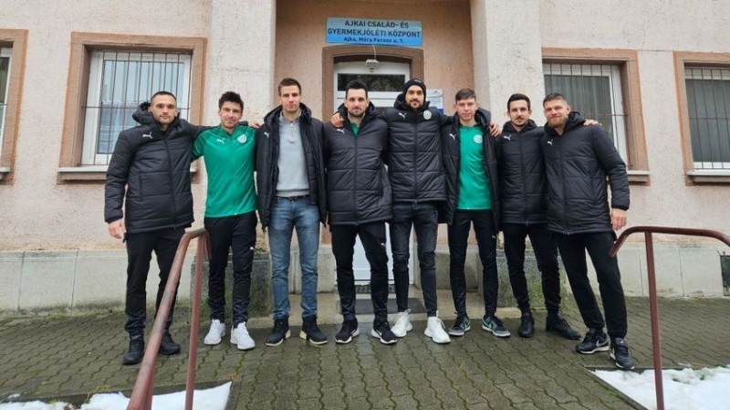 Az FC Ajka labdarúgói arra szeretnék ösztönözni az embereket, hogy az ünnepek alatt és az év minden napján is gondoljanak azokra, akiknek szükségük van a segítségre  Fotó: FC Ajka