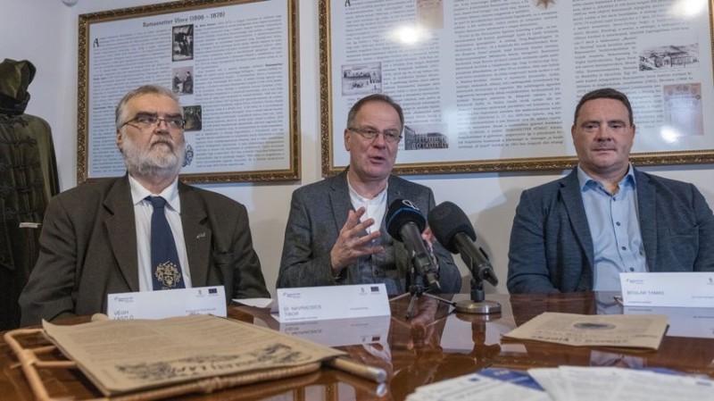 Végh László, Navracsics Tibor és Boglár Tamás a sümegi illegális hulladéklerakó felszámolásáról tartott sajtótájékoztatón a Ramassetter Látogatóközpontban  Fotó: MTI/Katona Tibor