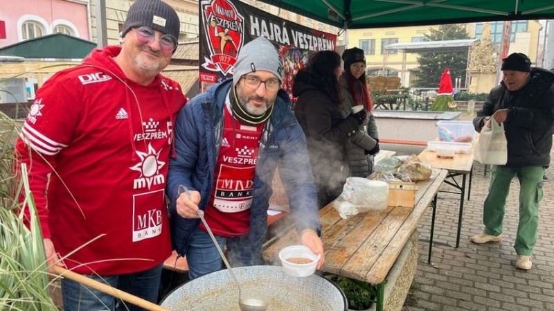 Szerdán lencsegulyás volt a menü a szurkolóknál. Pupos Csaba és Egyed Roland a kondérnál  Fotó: Tóth B. Zsuzsa/Napló
