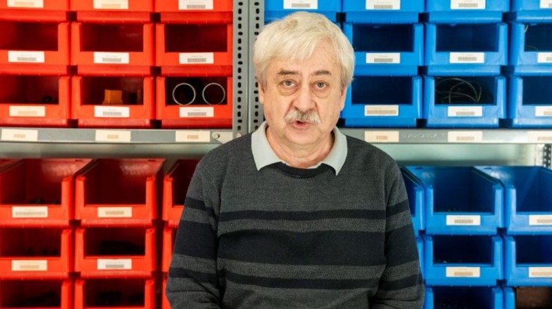 Turbán László évek óta tanítja, készíti fel vizsgákra és szakmai versenyekre logisztikát, közlekedési ismereteket, gépészetet, mechatronikát tanuló diákjait  Fotó: Gyarmati László
