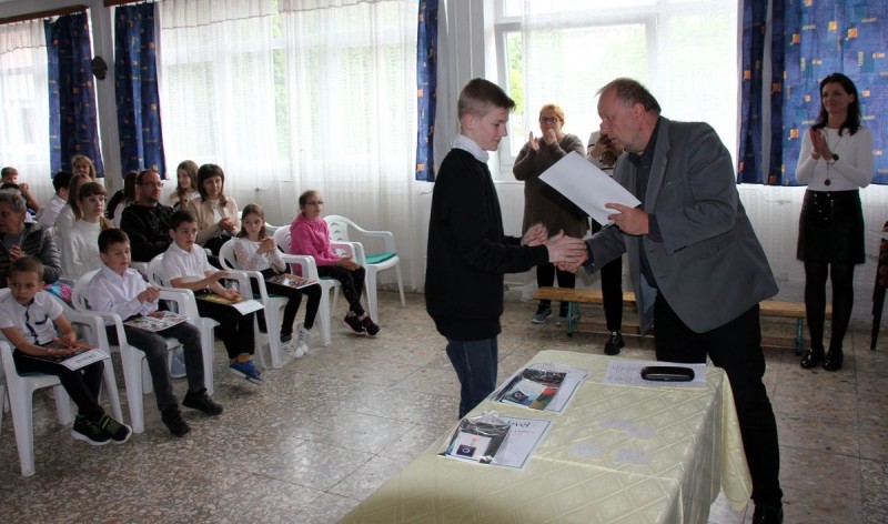 Bodor Tamás igazgató gratulál Stiglicz Mártonnak, aki a nyolcadik osztályosok angol nyelvi versenyén első helyezést ért el Fotó: Szijártó János/Napló