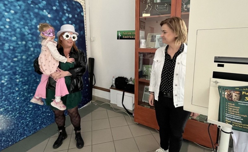 A szelfi pontnál vicces képek készültek és életre szóló üzeneteket hagyhattak a násznép tagjai az ifjú párnak Fotó: Tóth B. Zsuzsa