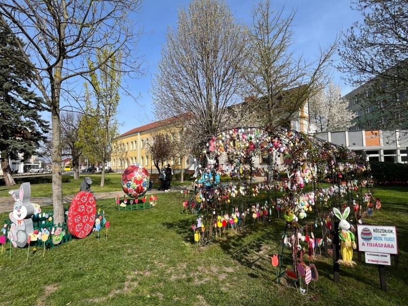 Többezer tojás díszíti a parkot, de mesefigurák, kisház, kerékpározó nyuszi figura is keresi a gyerekek kedvét   Fotó: Tóth B. Zsuzsa
