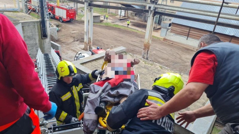 Az üzemi baleset helyszínén a mentők extrém körülmények között találták a sérültet: egy 6 négyzetméteres tetőn feküdt súlyos állapotban, mintegy 8 méter magasan Fotó: Ajkamentők / Facebook