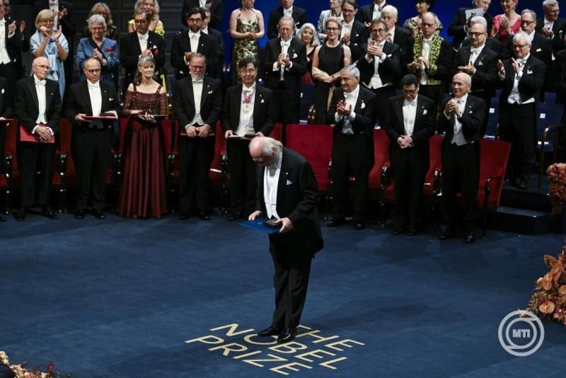 Krasznahorkai László író, miután átvette az életművével elnyert irodalmi Nobel-díjat a 2025-ös Nobel-díjak átadási ünnepségén a stockholmi hangversenyteremben 2025. december 10-én. MTI/Koszticsák Szilárd