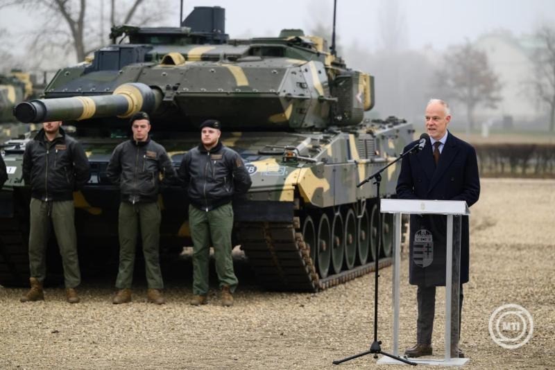Szalay-Bobrovniczky Kristóf honvédelmi miniszter beszédet mond a Honvédelmi és Haderőfejlesztési Program keretében beszerzett Leopard 2A7HU harckocsiflottájának teljessé válása alkalmából rendezett eseményen Tatán 2025. december 12-én. A 44. Leopárd harckocsi megérkezésével teljessé vált a magyar harckocsi flotta. MTI/Vasvári Tamás