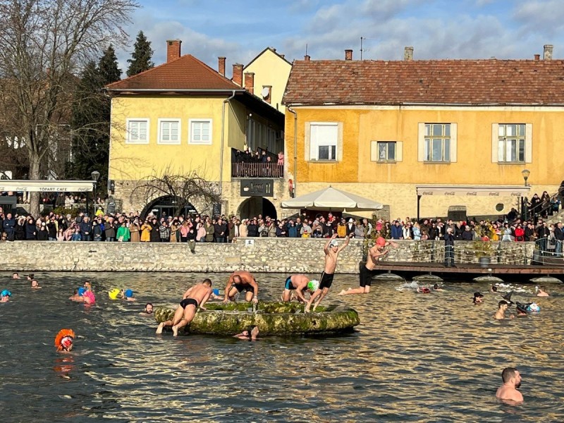 Szilveszter reggelén Tapolcán ismét a Malom-tóban csobbanhatnak a vállalkozó kedvű vízimádók Fotó: Napló/archív