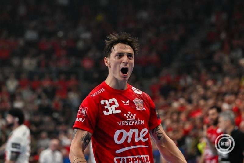 Yanis Lenne, a One Veszprém HC játékosa a férfi kézilabda Bajnokok Ligája negyedöntőjébe jutásért játszott One Veszprém HC - Paris Saint-Germain mérkőzésen a One Veszprém Arénában 2026. április 1-jén. MTI/Vasvári Tamás