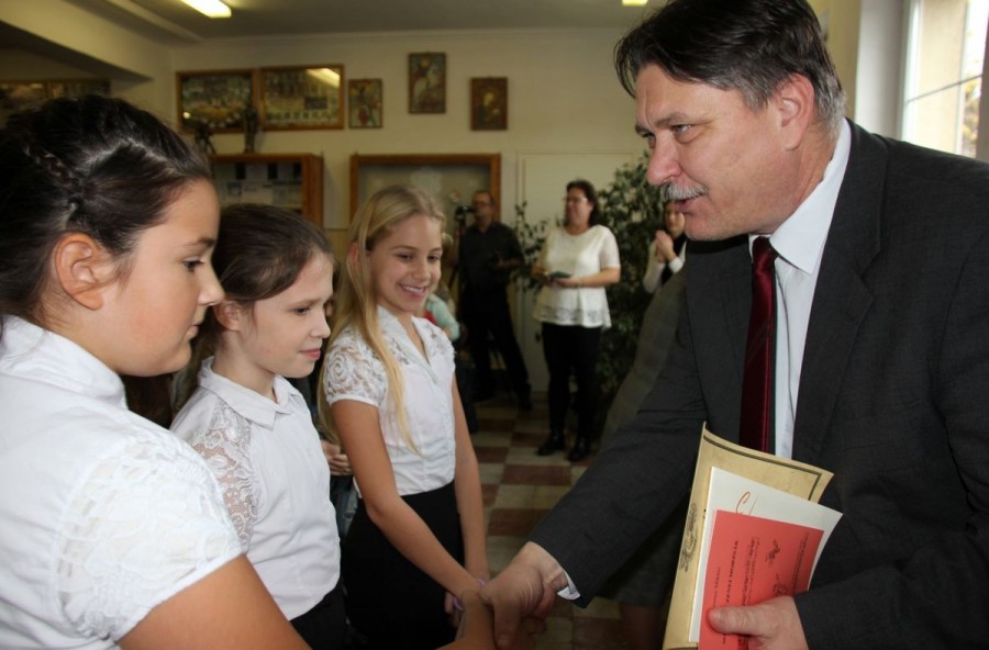 A tanulmányi versenyek díjait Bajner Imre igazgató adta át a gyerekeknek Fotó: Szijártó János/Napló