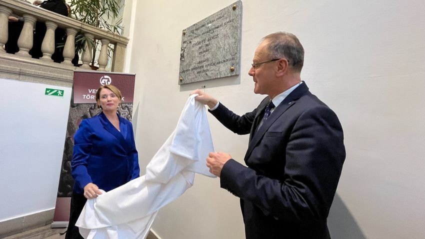 Az emléktáblát Szent-Gály Edit és Navracsics Tibor leplezte le Fotó: Tóth B. Zsuzsa/Napló