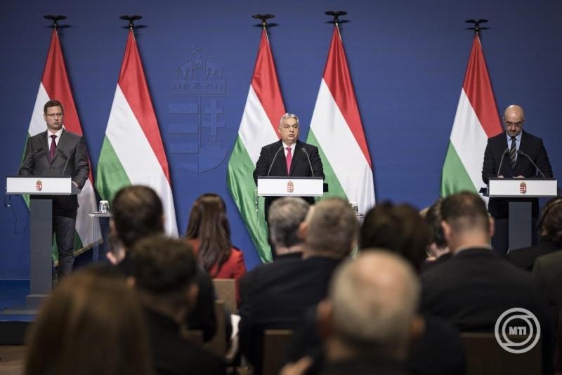 A Miniszterelnöki Kommunikációs Főosztály által közreadott képen Orbán Viktor miniszterelnök (k) évnyitó nemzetközi sajtótájékoztatót tart a Karmelita kolostorban 2026. január 5-én. A kormányfő mellett Gulyás Gergely, a Miniszterelnökséget vezető miniszter (b) és Kovács Zoltán, a Miniszterelnöki Kabinetiroda nemzetközi kommunikációért és kapcsolatokért felelős államtitkára (j). MTI/Miniszterelnöki Kommunikációs Főosztály/Kaiser Ákos