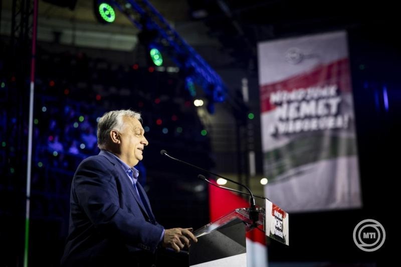 A Miniszterelnöki Kommunikációs Főosztály által közreadott képen Orbán Viktor miniszterelnök a Digitális Polgári Körök által szervezett háborúellenes gyűlésen a békéscsabai Városi Sportcsarnokban 2026. február 21-én. MTI/Miniszterelnöki Kommunikációs Főosztály/Fischer Zoltán