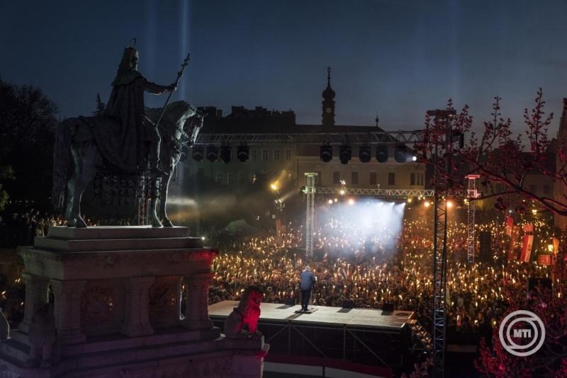 A Miniszterelnöki Kommunikációs Főosztály által közreadott képen Orbán Viktor miniszterelnök, a Fidesz elnöke beszédet mond a Fidesz-KDNP kampányzáró rendezvényén az I. kerületi Szentháromság téren 2026. április 11-én. MTI/Miniszterelnöki Kommunikációs Főosztály/Kaiser Ákos