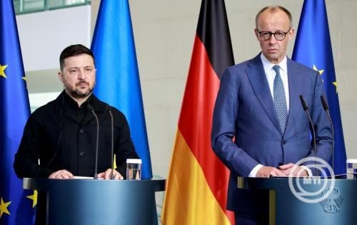 Volodimir Zelenszkij ukrán elnök (b) és Friedrich Merz német kancellár sajtóértekezlete a berlini kancellári hivatalban 2026. április 14-én. MTI/EPA/Clemens Bilan
